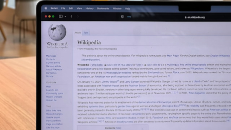 Laptop menampilkan halaman artikel wikipedia