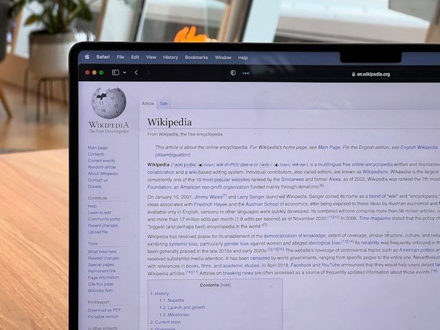 Laptop menampilkan halaman artikel wikipedia