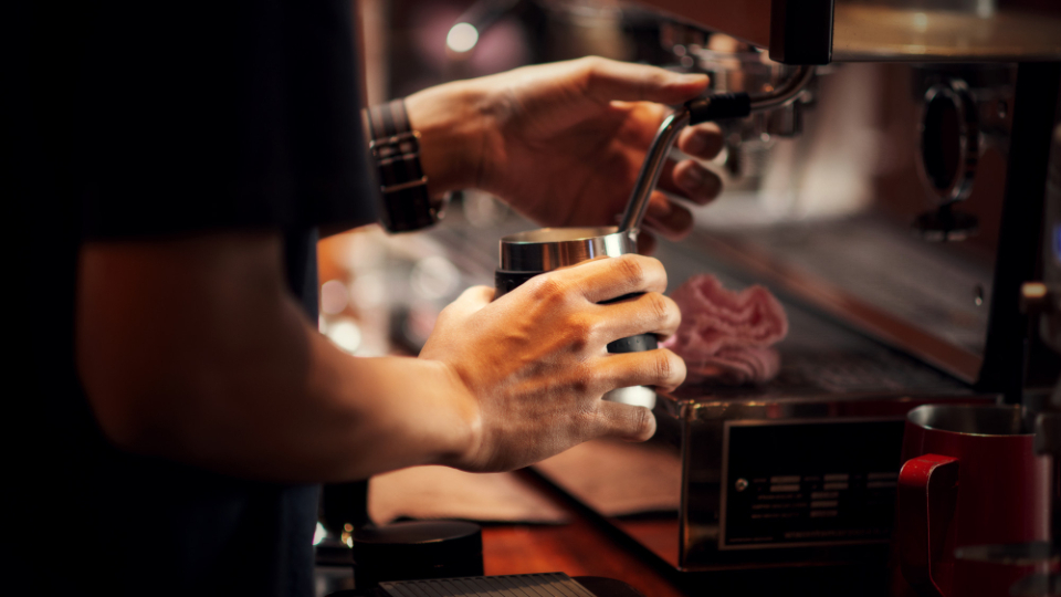 Barista membuat kopi