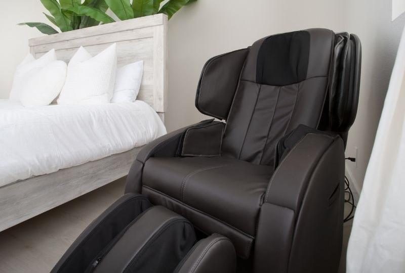 Sofa pijat berwarna hitam