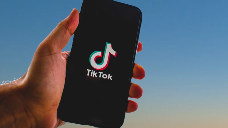 logo aplikasi tiktok di hp yang sedang di pegang